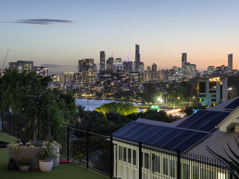 DUAL-LIVING APARTMENT WITH RIVER CBD VIEWS