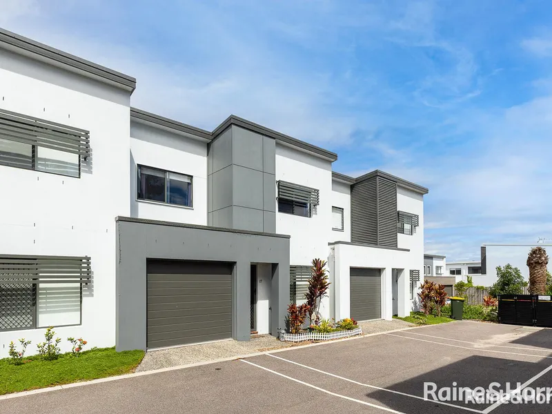 LUXURY TOWNHOUSE, READY TO MOVE IN!