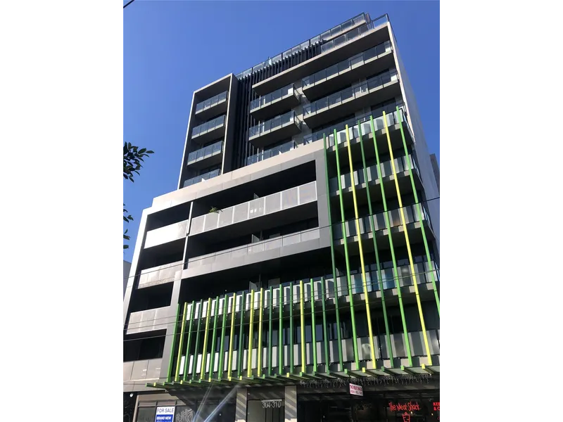 LIGHT FILLED ON LYGON STREET DOORSTEP!