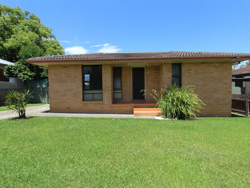 Neat & Tidy Brick Home - Lawns and water included