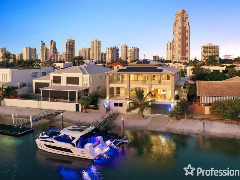 TRI LEVEL WATERFRONT MANSION, METRES FROM MAIN RIVER