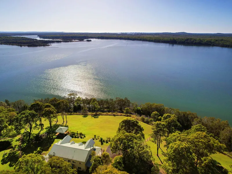 Idyllic coast and country retreat with expansive Wallis Lake views