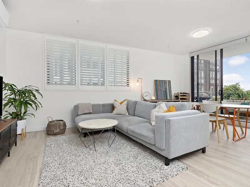 Near-new glamorous resort living with CBD views 
