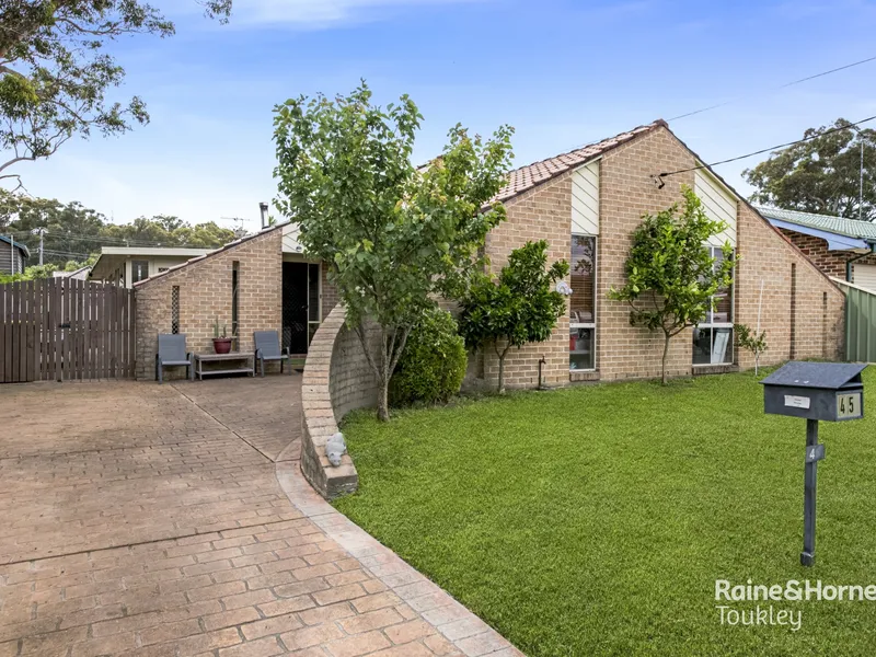 Family Home in Lakeside Location