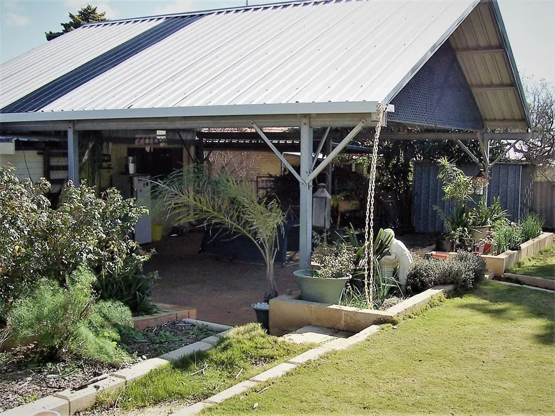 Large Home, Circa 1974, 2 Sheds, Big Block