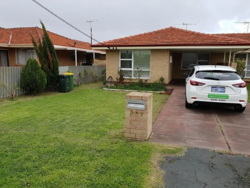 2 BEDROOM DUPLEX WITH A SECURE YARD ON A LARGE BLOCK