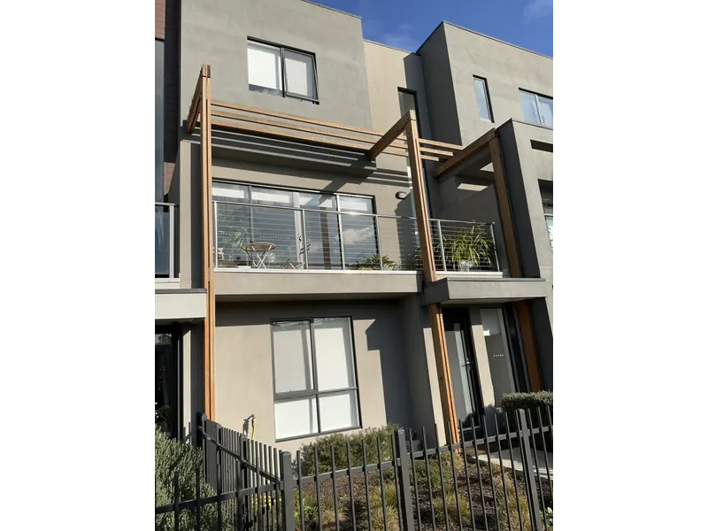 Three bedroom townhouse - $500 pw / $2173 pm