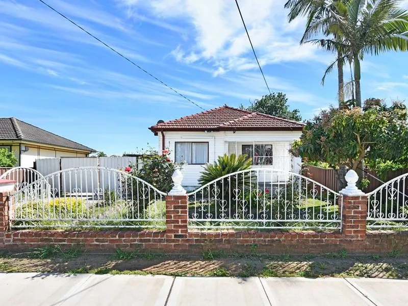 4 BEDROOM  HOUSE IN PRIME LOCATION