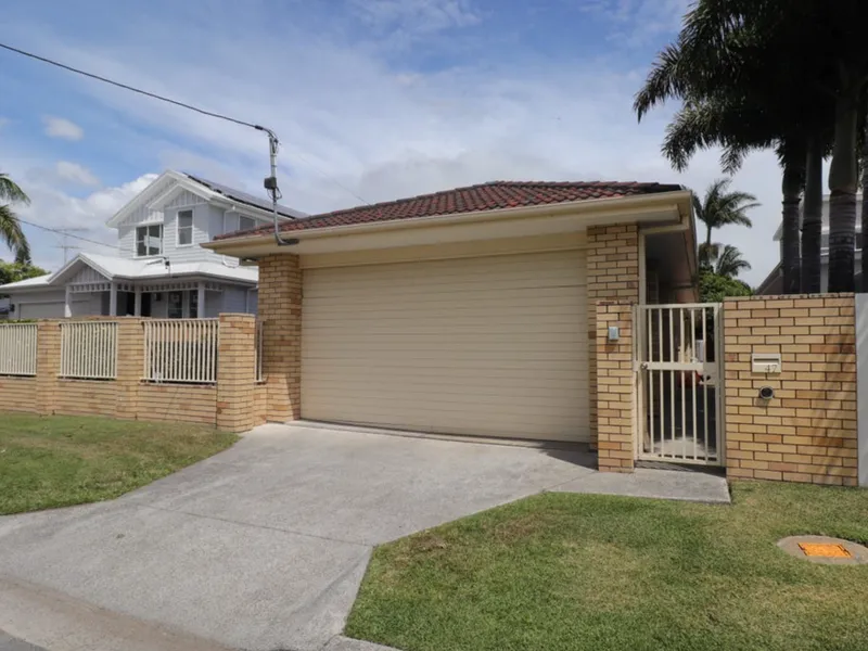 DUAL OCCUPANCY HOUSE ONLY 550M FROM BEACHFRONT