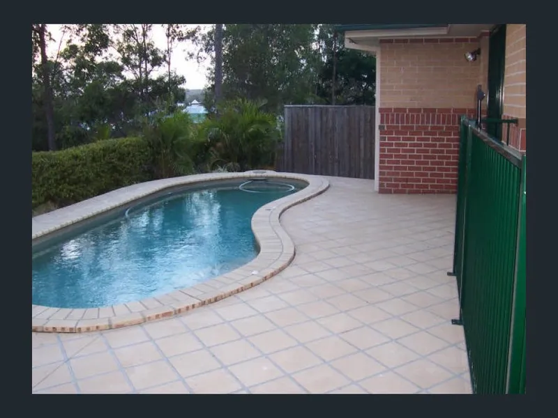 PREMIUM POSITION IN HELENSVALE