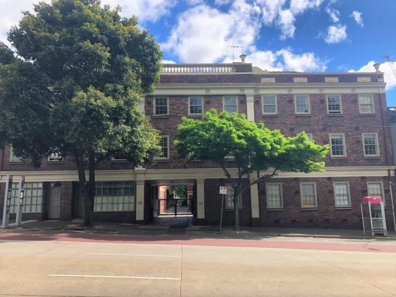 Glowing open plan apartment!