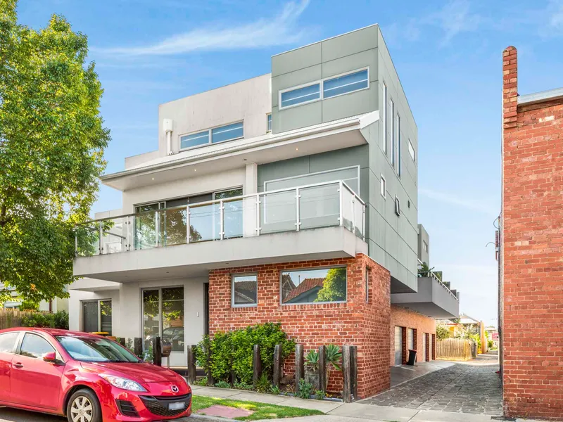 Two Bedroom Townhouse In The Very Heart of Ascot Vale 