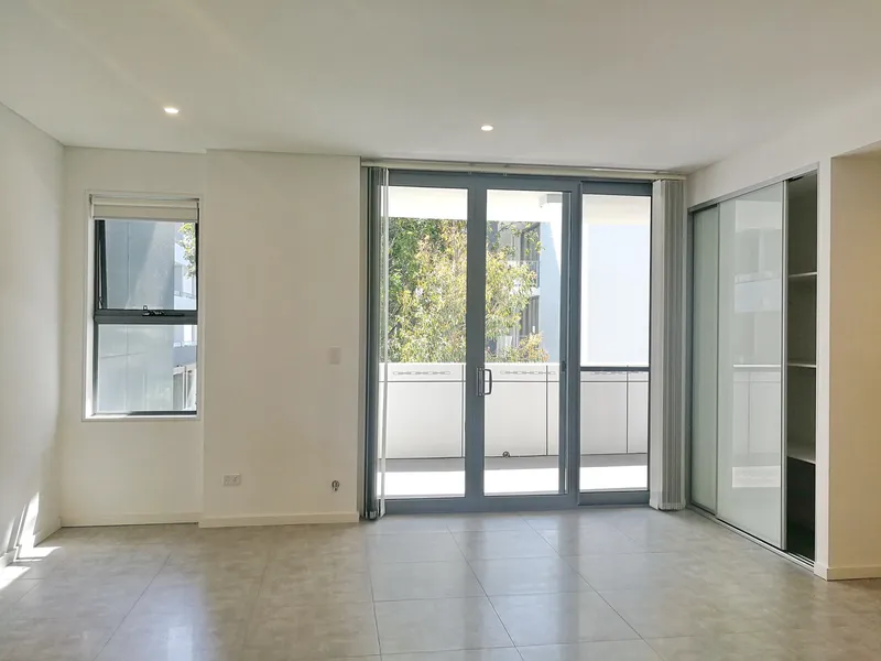 Spacious 3 Bedrooms Apartment On Excellent Location!