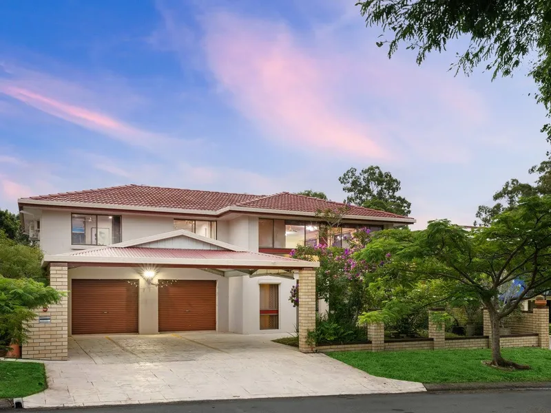 Dual Living Potential! Mansfield SHS Catchment!