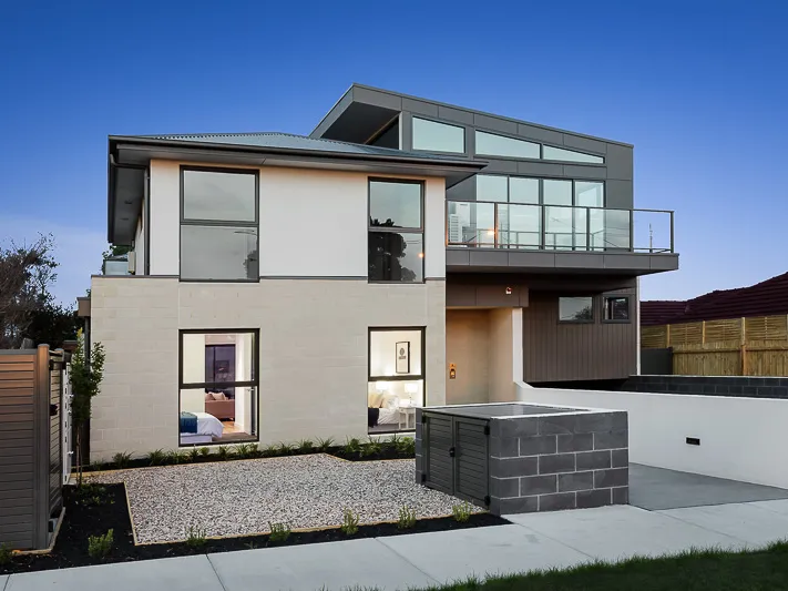 Huge North Facing Courtyard, Next To Monash University!