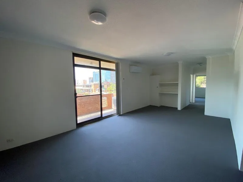 ** 1 Week Free Rent ** Fully Renovated Unit in middle of CBD