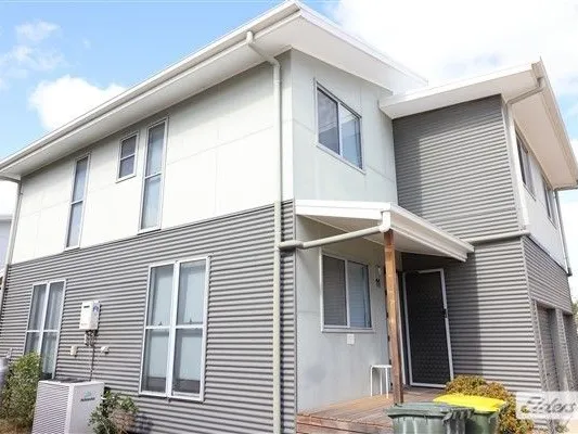 MODERN TOWNHOUSE CLOSE TO TOWN