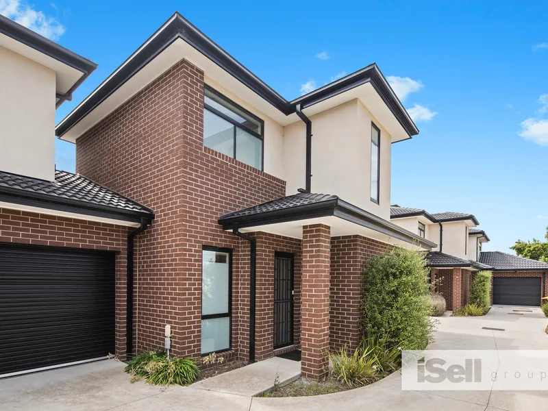 COMPACT TOWNHOUSE, BIG ON FEATURES! 