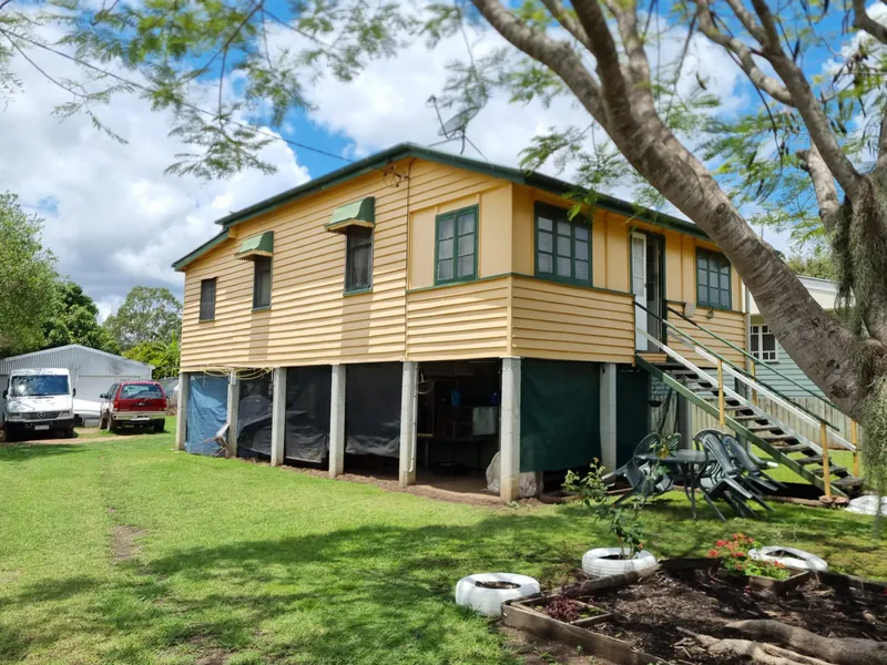 High Set Queenslander in quiet town!