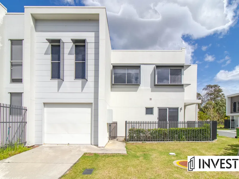 Immaculate Three Bedroom Villa - Complex with Pool - Riverbrook - Upper Coomera