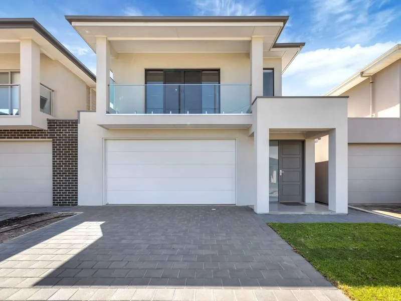 STUNNINGLY STYLISH 4 BEDROOM HOME 2 MINS FROM THE BEACH!