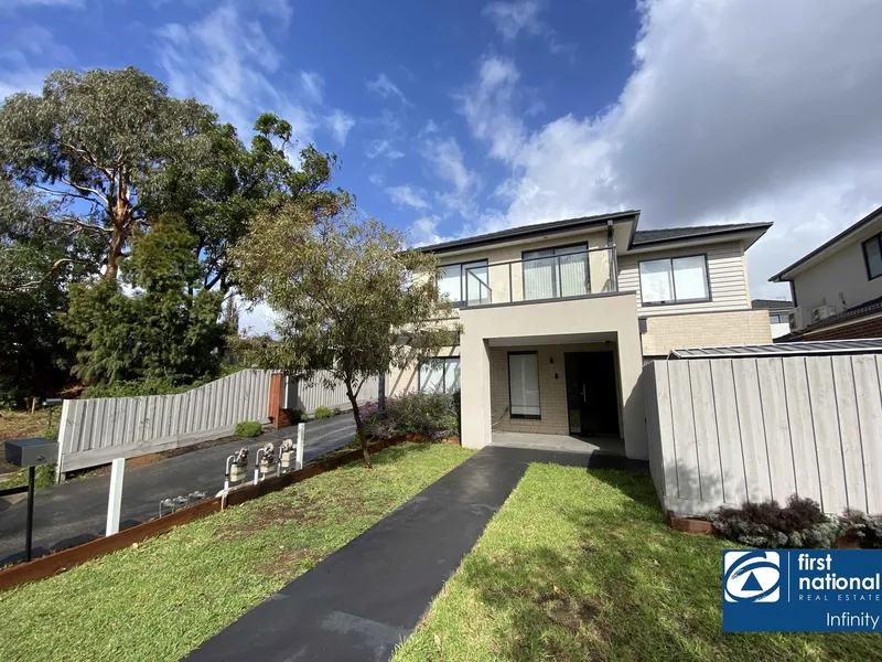 Spacious Family Home - 4 bedrooms, 3 Bathrooms, & Garage