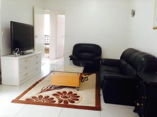 3 BEDROOM RENOVATED FLAT COURTYARD CLOSE CHAPEL ST & MONASH