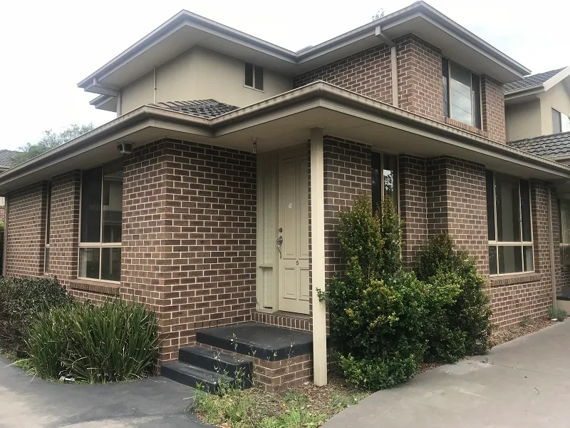 Spacious Townhouse in Perfect Location! 