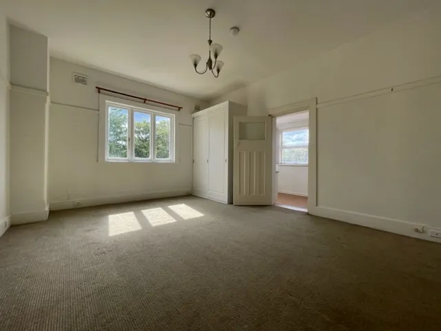 Oversized, Studio Apartment in Wollstonecraft Available Now