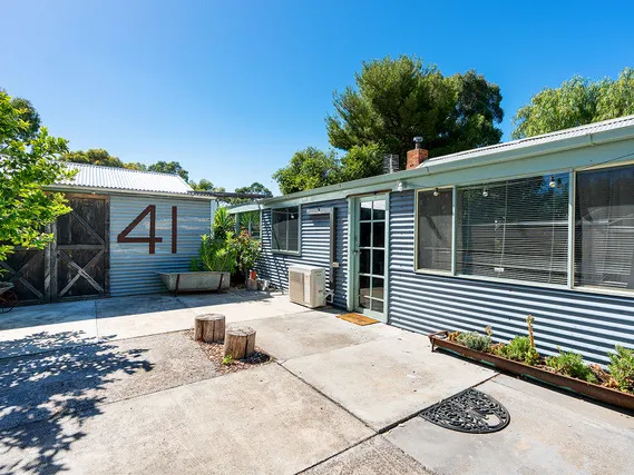 DELIGHTFUL COTTAGE, LARGE STUDIO, QUIET AREA WITH RURAL OUTLOOK!