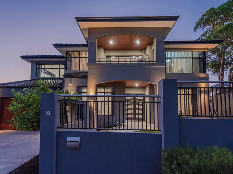 LUXURIOUS FAMILY MASTERPIECE!