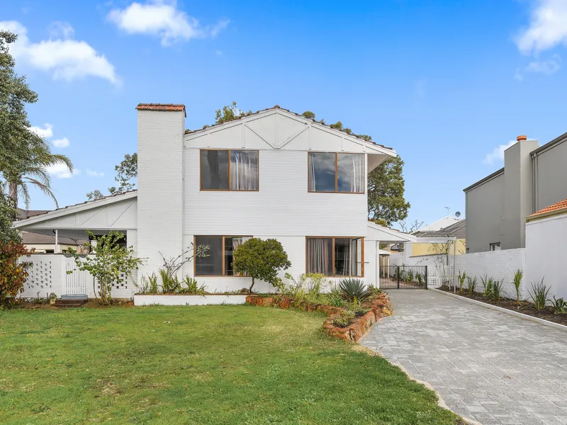 CENTRAL LOCATION AND A SHORT WALK TO THE RIVER