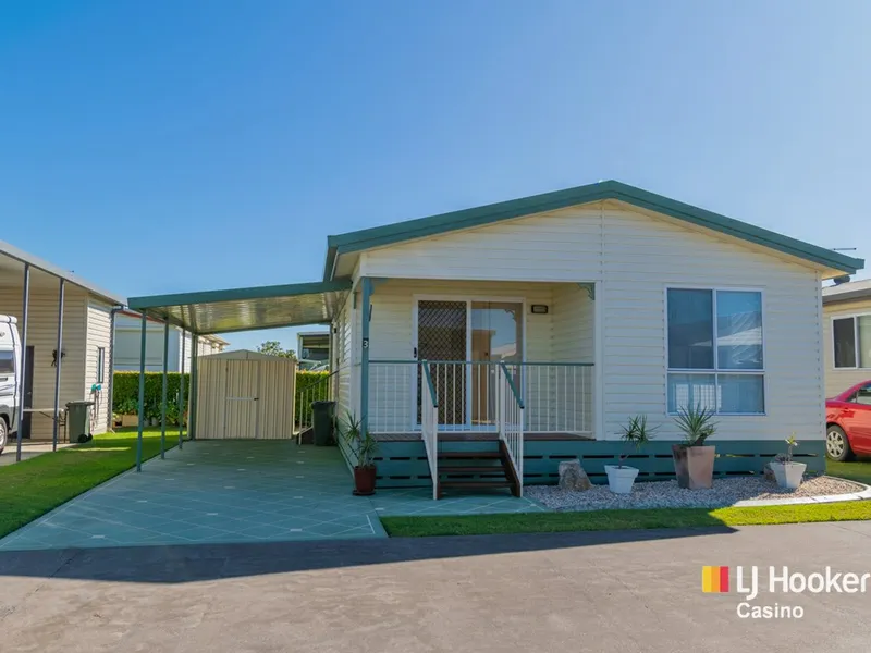 Lovely fully redecorated 2 bedroom home in great position in the R V Gateway Park