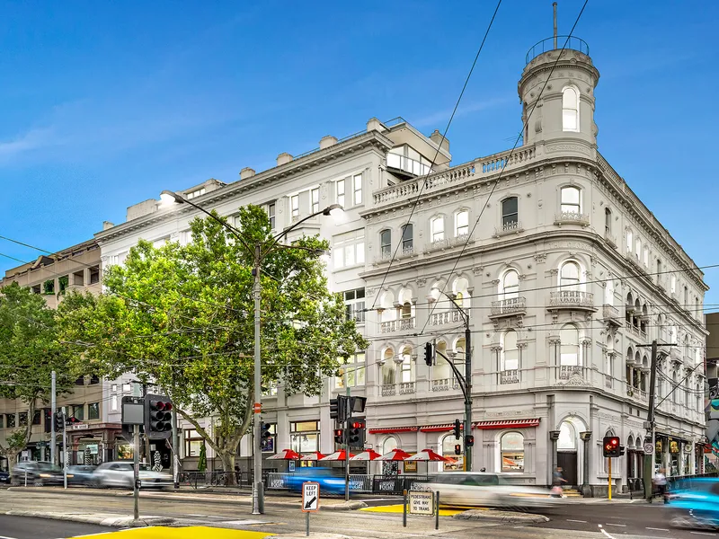 Vibrant lifestyle living with size, style and stunning city and bay views