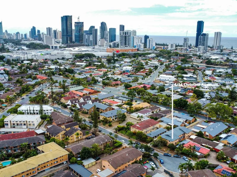 Two Bedroom Fully Air-Conditioned Unit - Walk to the Beach and Pacific Fair