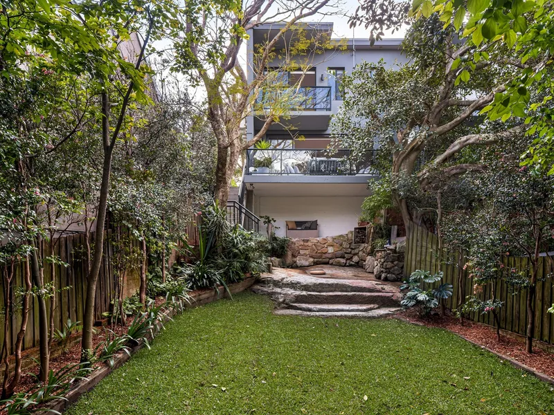 Spacious family haven of quiet leafy privacy with city views