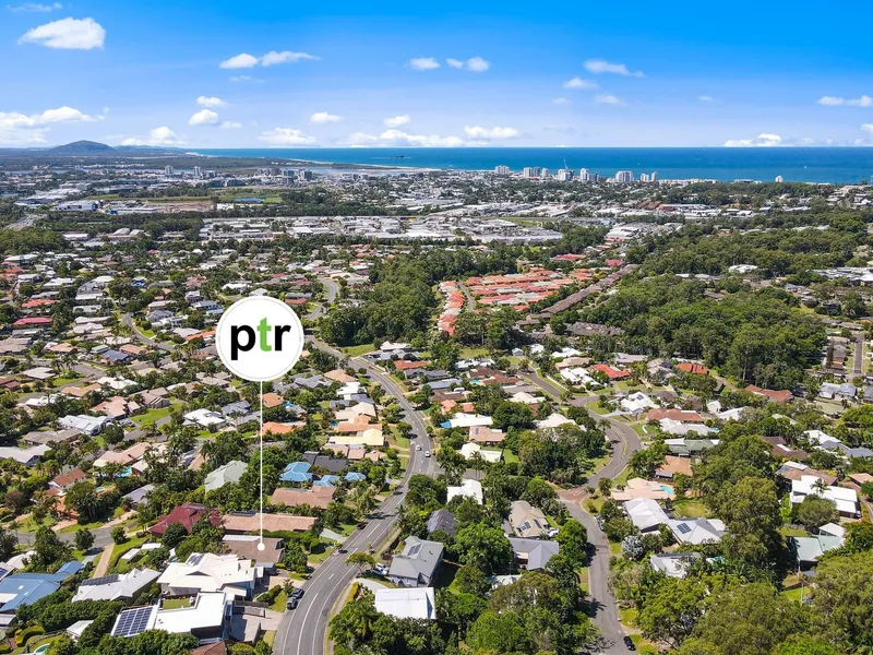 LARGE HOME - CONVENIENT LOCATION - 2.6KM TO BEACH