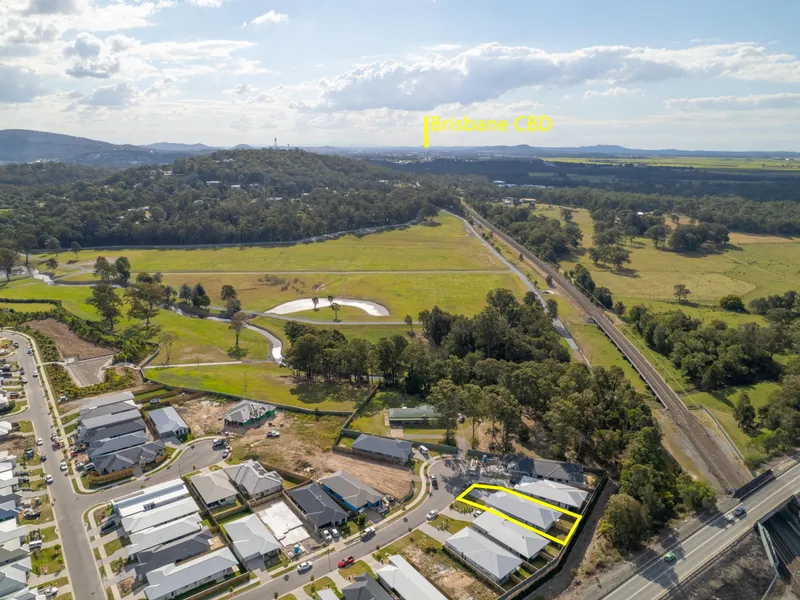 GAS HOT WATER AND STOVE TOP, NEAR NEW 3 BED 2 BATH DUPLEX - WALK TO PIMPAMA CITY SHOPPING CENTRE, CUL DE SAC, SMALL YARD, SMALL STUDY,
