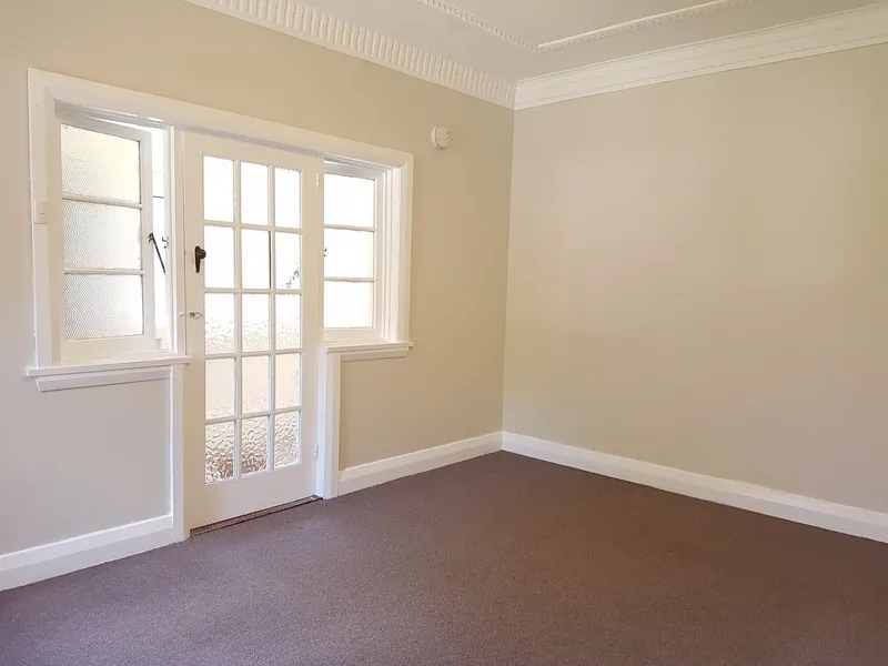 CHARMING 1 BEDROOM UNIT + SUNROOM AVAILABLE NOW!