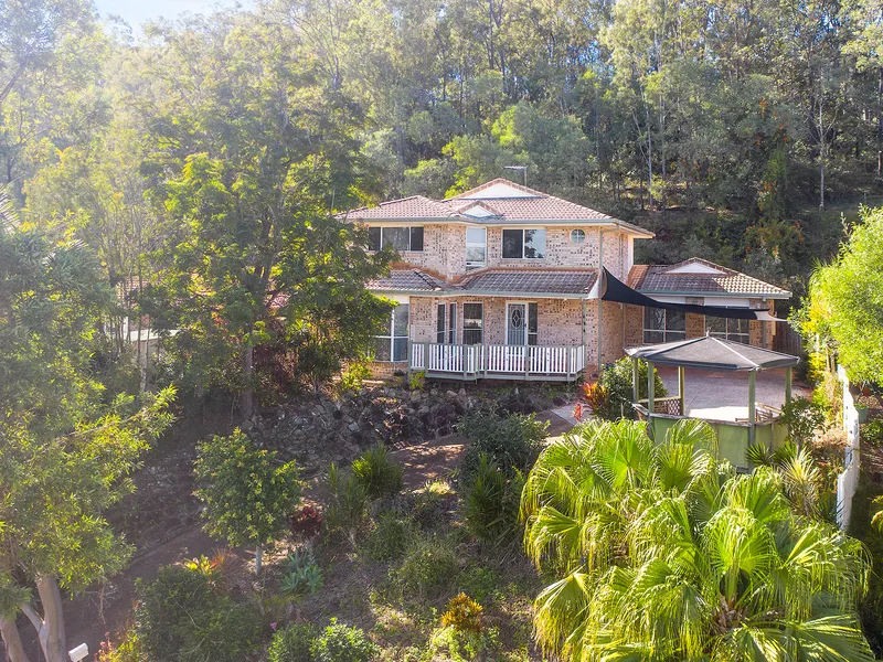 Views, Entertaining and an expansive 300m2 of family living awaits….