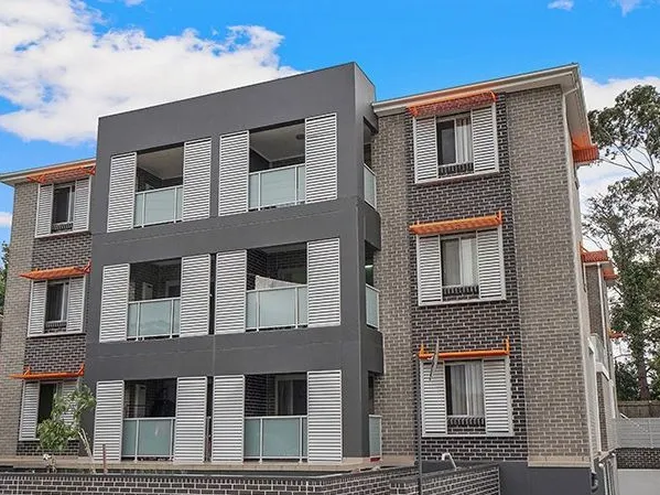 Studio for rent, one week rent free. available now!