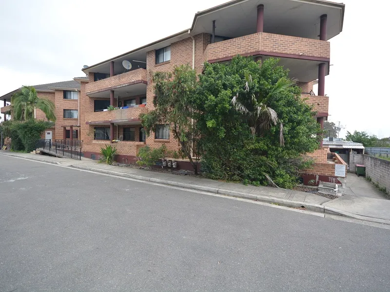 WALK TO STATION, CHESTER SQUARE SHOPPING CENTRE, WALDRON ROAD SHOPS AND SCHOOLS!