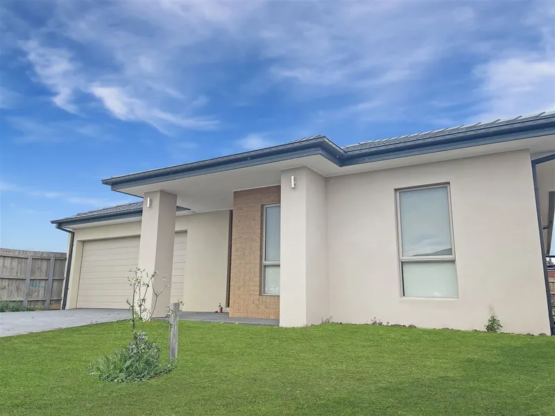 Stylish, Contemporary & Spacious in Greenvale!