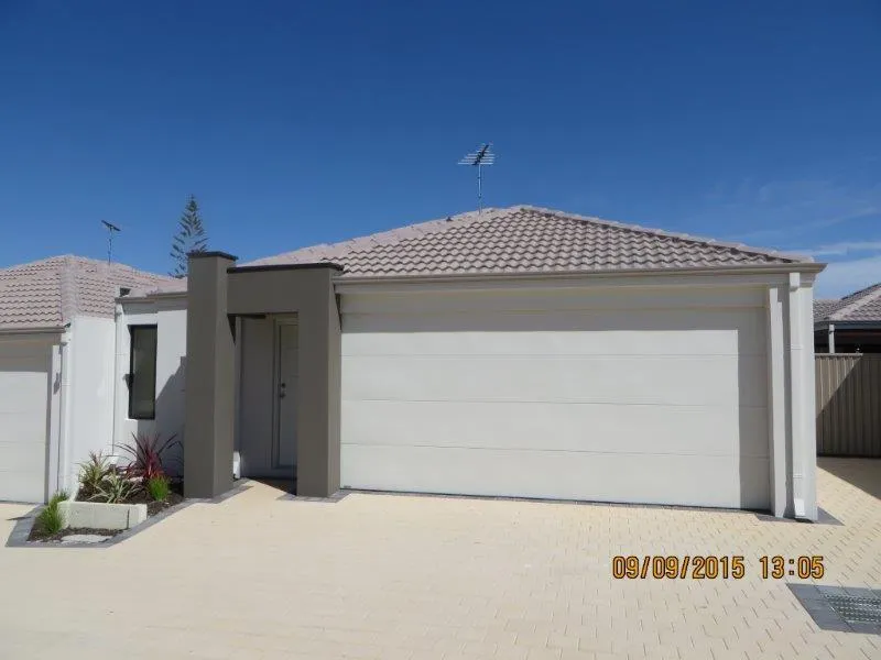 Walk to the foreshore, dine on the boardwalk, or swim in the ocean. This unit is close to everything!