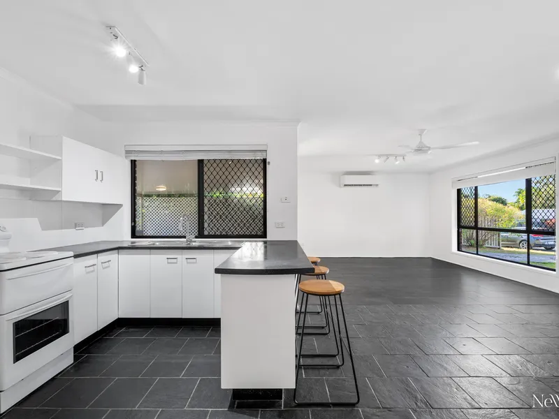 Tidy 3-bedroom home in Sunrise Beach, 900m from the beach. Available for a 6-month lease!