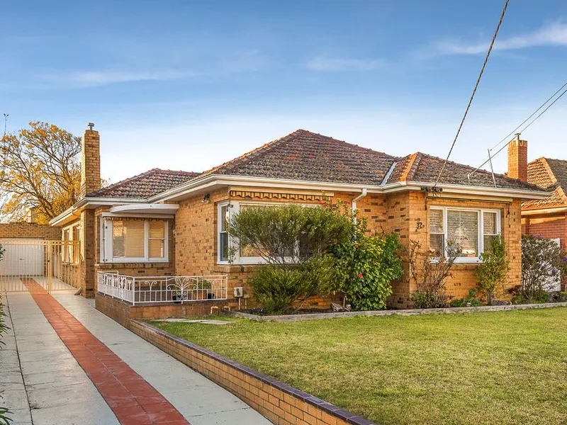 4 Bedrooms, 2 Bathrooms and a rear Bungalow