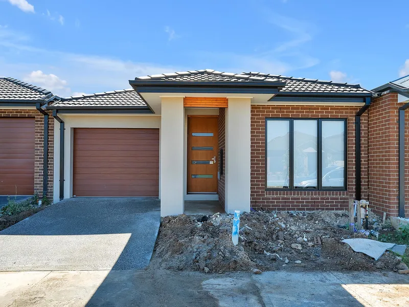 BRAND NEW STYLISH HOME IN GROVE!