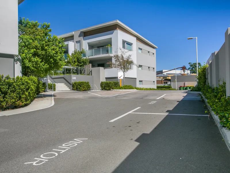 Ground Floor Terrace Apartment with Courtyard!