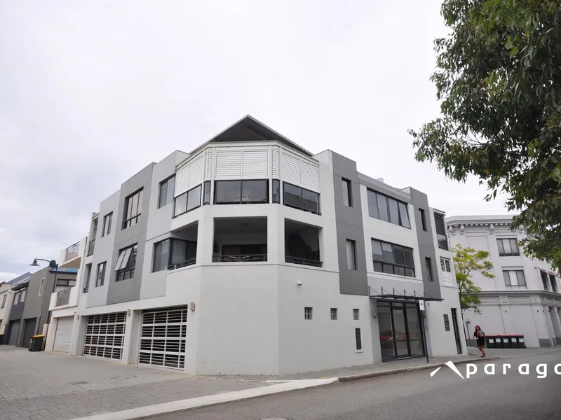 MODERN TOP FLOOR APARTMENT!