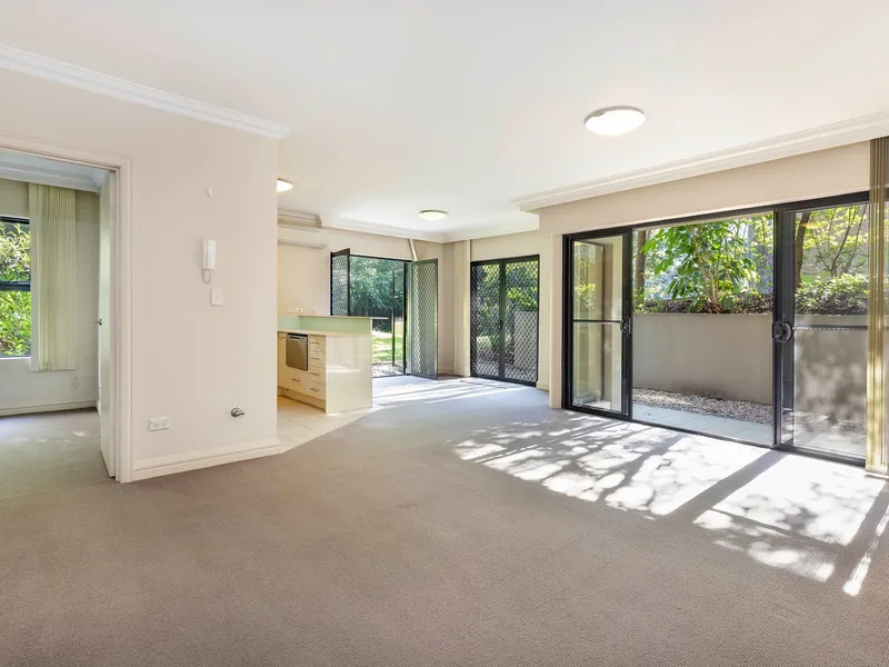 LARGE GROUND FLOOR APARTMENT AVAILABLE FOR LEASE